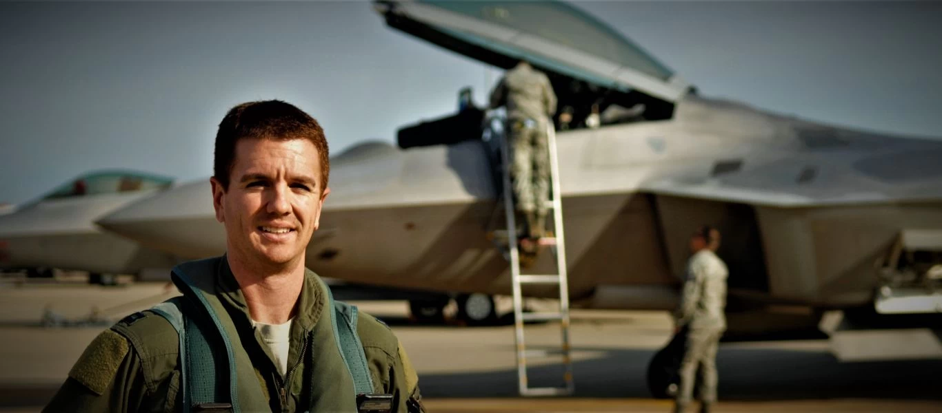 Μαζικές παιραιτήσεις πιλότων F-22 στις ΗΠΑ λόγω υποχρεωτικού εμβολιασμού! - Έφυγε το 10% των χειριστών!